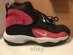 Derek Jeter #2 New York Yankees Auto Game Used Issued Nike Breast Cancer Cleat