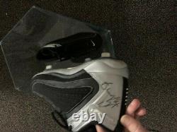 Ken griffey jr game used and autographed cleats